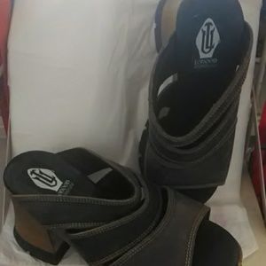 London Underground clogs